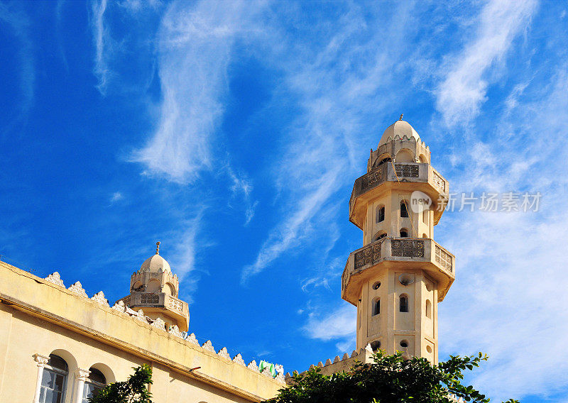 Béjaïa，阿尔及利亚:Sidi El Mouhoub清真寺的尖塔和天空